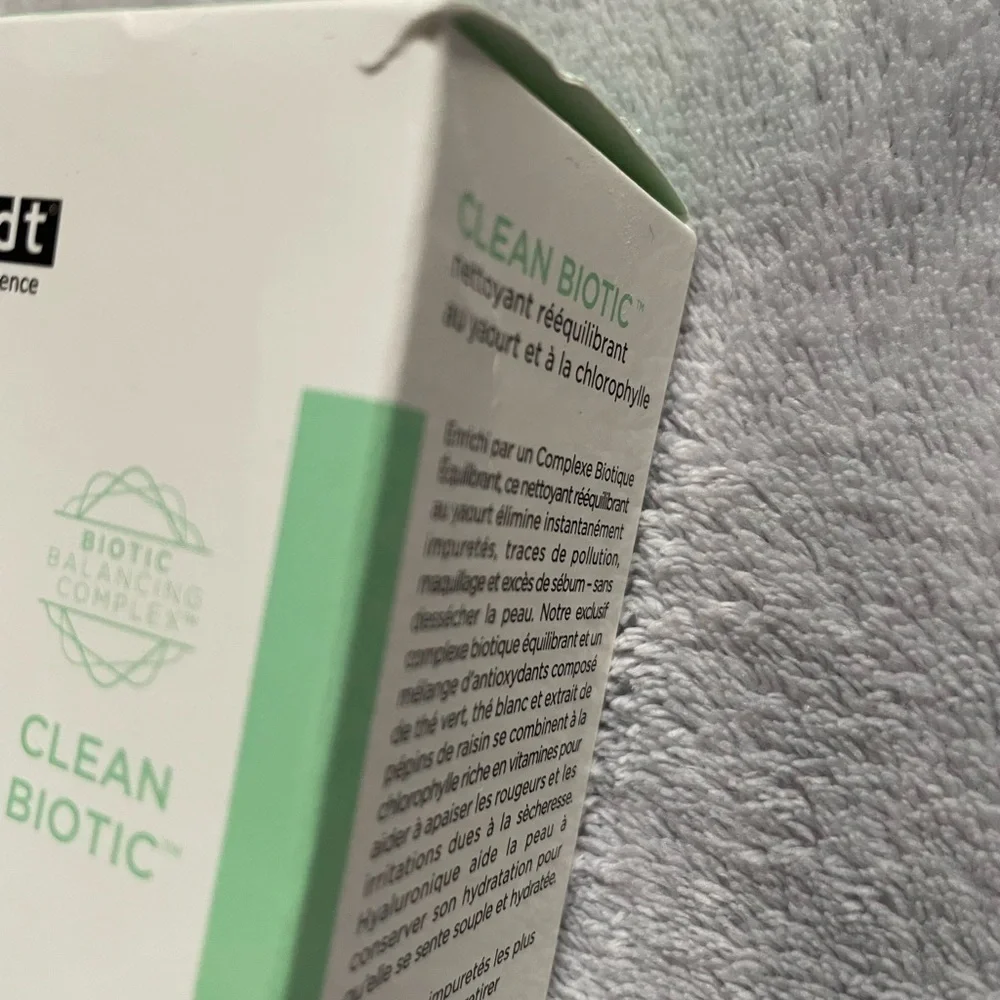NEW Dr. Brandt Clean Biotic pH-Balanced Yogurt Cleanser with Chlorophyll